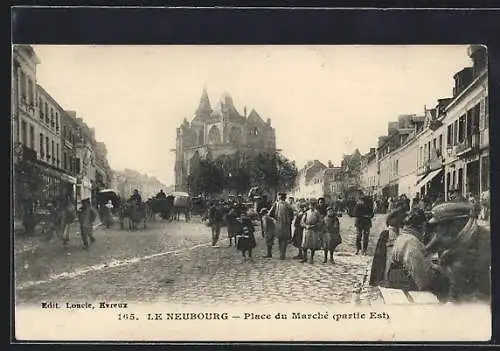 AK Le Neubourg, Place du Marché (partie Est) avec passants et calèches