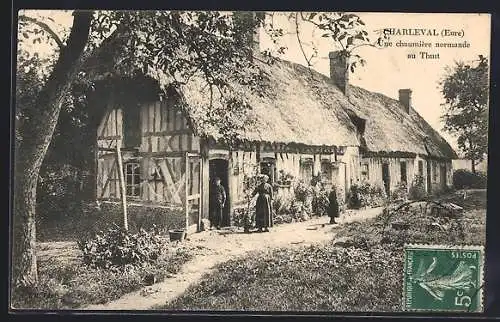 AK Charleval, Une chaumière normande au Thuit