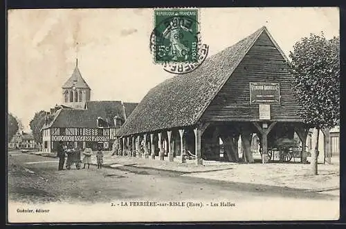 AK La Ferrière-sur-Risle, Les Halles historiques et église en arrière-plan