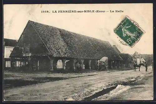 AK La Ferrière-sur-Risle, La Halle animée avec charrettes et passants