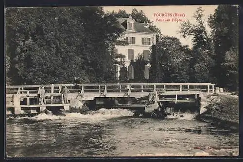 AK Fourges, Pont sur l`Epte avec maison en arrière-plan