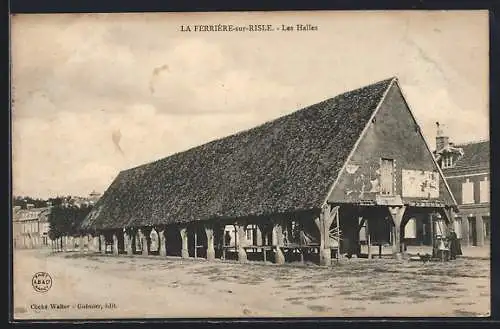 AK La Ferrière-sur-Risle, Les Halles