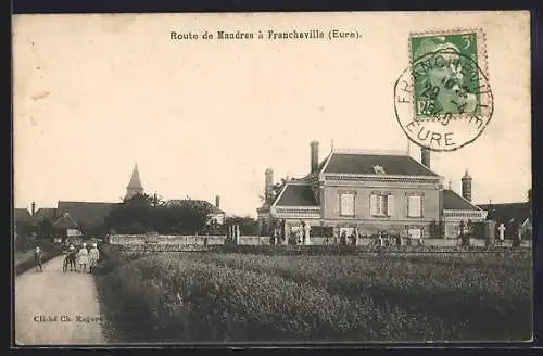 AK Francheville, Route de Mandres mit Blick auf ein Haus und Spaziergänger entlang des Weges