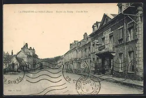 AK La Ferrière-sur-Risle, Entrée du bourg, Grande Rue avec l`hôtel à droite