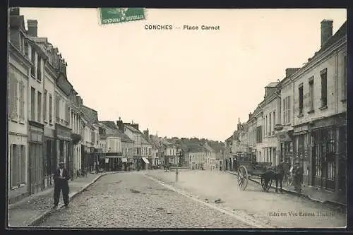 AK Conches, Place Carnot avec calèche et bâtiments bordant la rue pavée