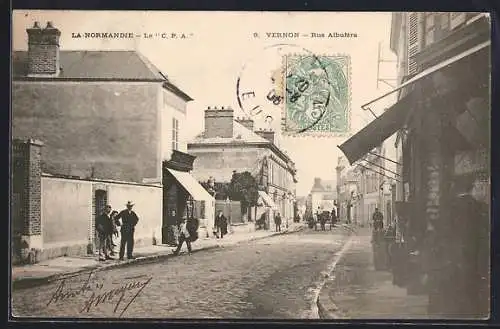 AK Vernon, Rue Albuféra avec passants et bâtiments historiques