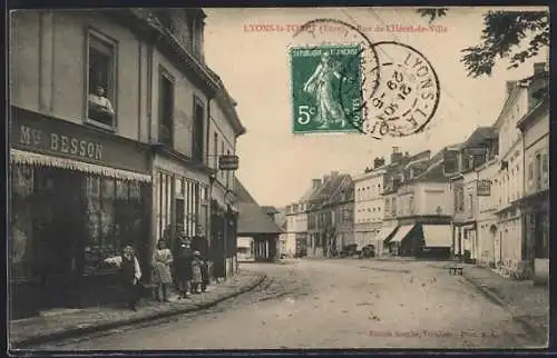 AK Lyons-la-Forêt, Place de l`Hôtel-de-Ville animée avec passants et commerces