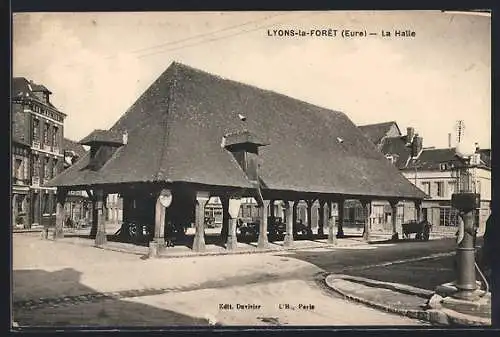 AK Lyons-la-Forêt, La Halle historique au cœur du village