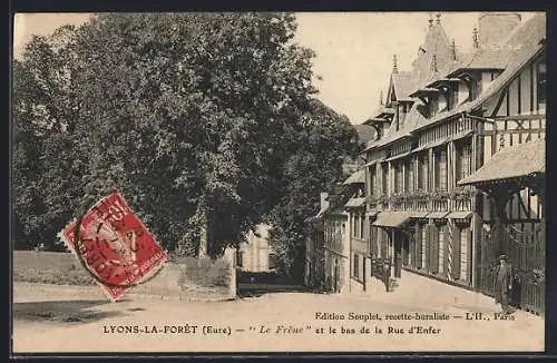 AK Lyons-la-Forêt, Le Frêne et le bas de la Rue d`Enfer