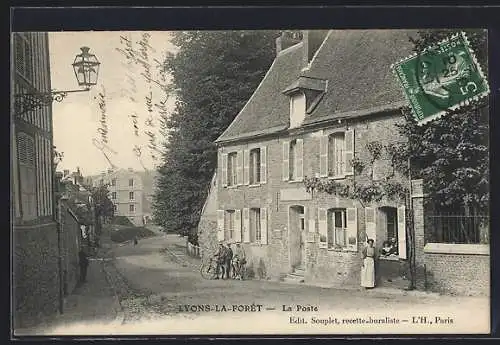 AK Lyons-la-Forêt, La Poste et rue pittoresque avec habitants devant la maison