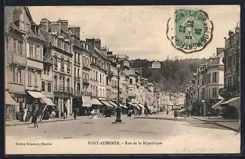 AK Pont-Audemer, Rue de la République avec boutiques et passants animés