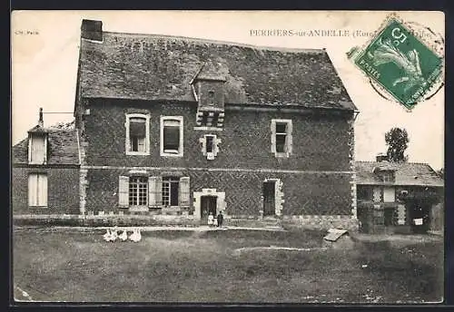 AK Perriers-sur-Andelle, Vue de la maison en briques et des oies sur le terrain