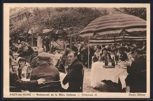 AK Pacy-sur-Eure, Restaurant de la Mère Corbeau, ambiance conviviale sous les arbres