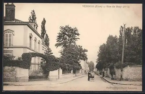 AK Vernon, Rue de Bizy avec une vue sur les bâtiments et la végétation luxuriante