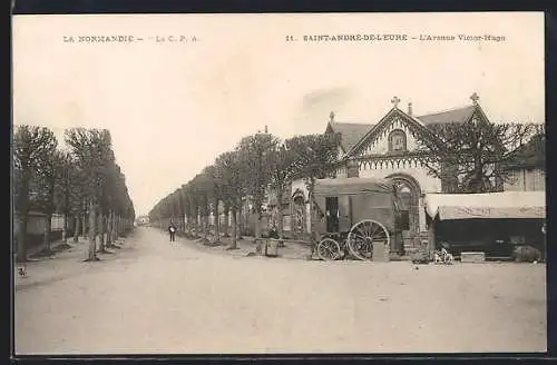 AK Saint-André-de-l`Eure, L`Avenue Victor-Hugo avec arbres taillés et charrette