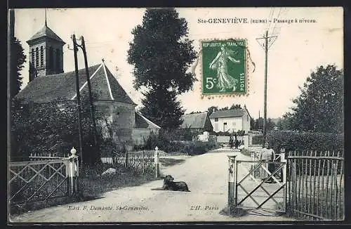 AK Sainte-Geneviève, Passage à niveau avec église et maisons adjacentes