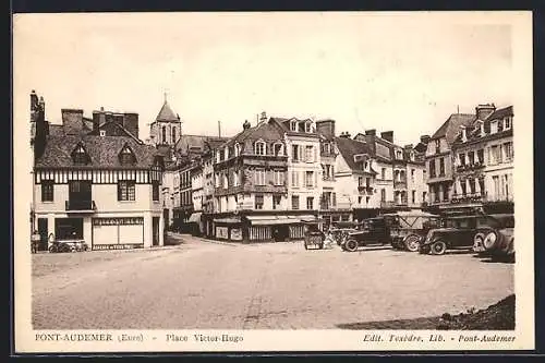 AK Pont-Audemer, Place Victor-Hugo avec bâtiments et voitures anciennes