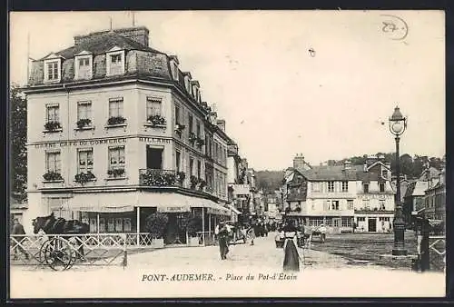 AK Pont-Audemer, Place du Pot-d’Étain avec calèche et passants