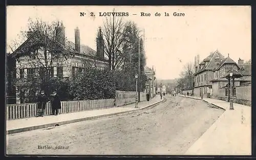 AK Louviers, Rue de la Gare avec bâtiments et passants