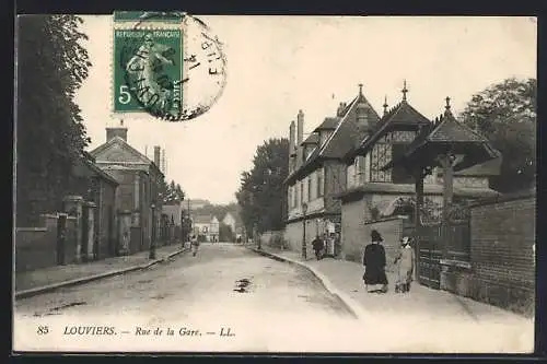 AK Louviers, Rue de la Gare avec passants et bâtiments historiques