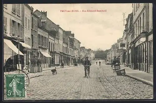 AK Pacy-sur-Eure, Rue Edouard Isambard animée avec cyclistes et piétons