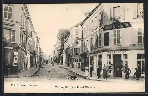 AK Vernon, Rue d`Albuféra avec passants et magasins