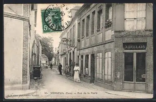 AK Verneuil, Rue de la Poste avec passants et commerces