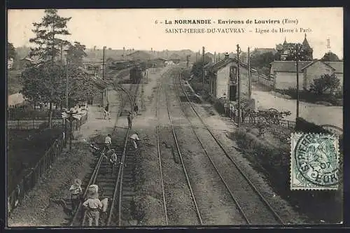 AK Saint-Pierre-du-Vauvray, Ligne du Havre à Paris avec ouvriers sur les voies ferrées