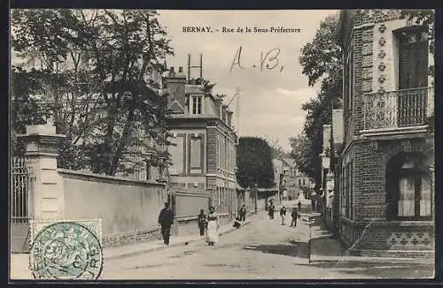 AK Bernay, Rue de la Sous-Préfecture animée avec passants et bâtiments en briques