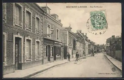 AK Beaumont-le-Roger, Rue St-Nicolas avec des passants et des bâtiments alignés