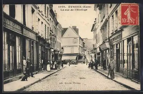 AK Évreux, La rue de l`Horloge animée avec passants et boutiques