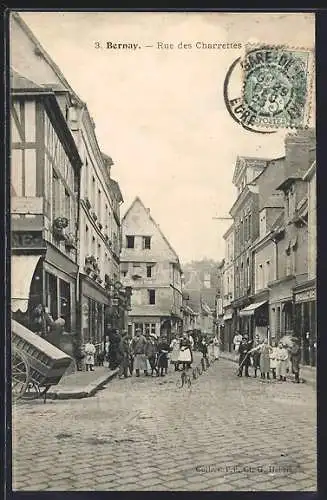 AK Bernay, Rue des Charrettes animée avec passants et maisons à colombages