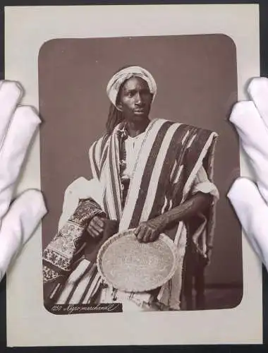 Fotografie unbekannter Fotograf und Ort, maurischer Tuch & Teppich Händeler, Negro marchand, Afrikaner, 19 x 25cm