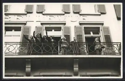 AK Dresden, Hotel Bellvue in der Strasse Theaterplatz, winkende Damen