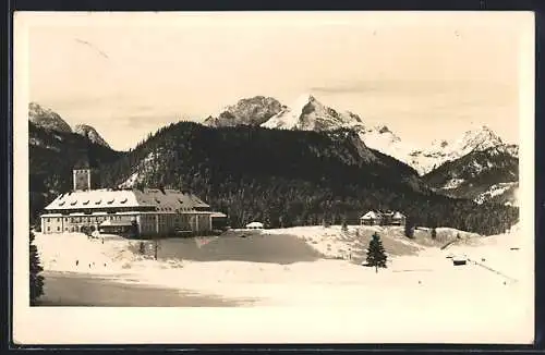 AK Elmau, Schloss im Schnee mit Bergblick