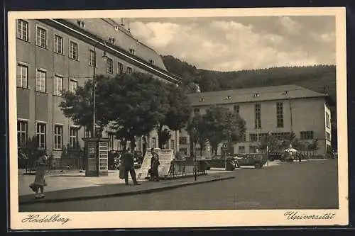 AK Heidelberg, Passanten vor der Universität