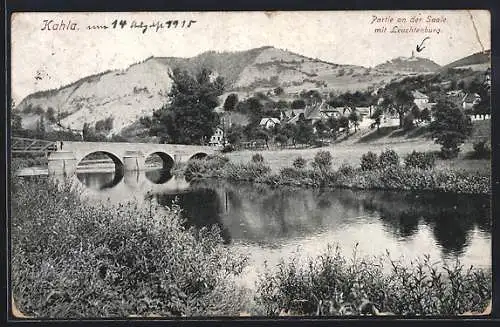 AK Kahla / Saale, Partie an der Saale mit Leuchtenburg