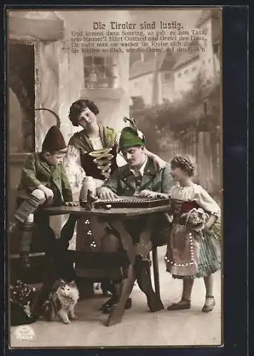 AK Tiroler Familie in Tracht, der Vater an der Zither