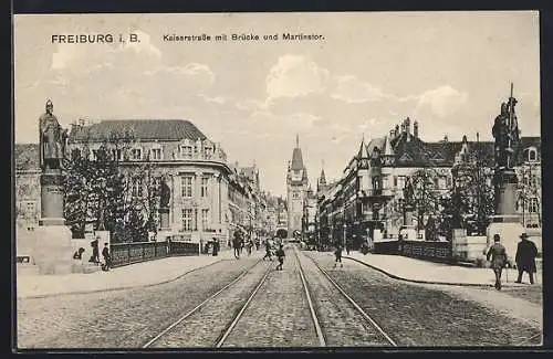 AK Freiburg i. B., Kaiserstrasse mit Brücke und Martinstor