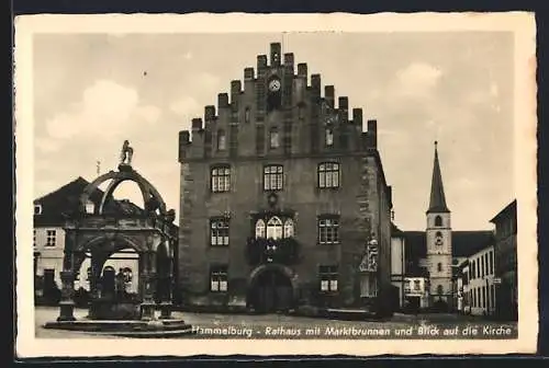 AK Hammelburg, Rathaus mit Marktbrunnen und Blick auf die Kirche