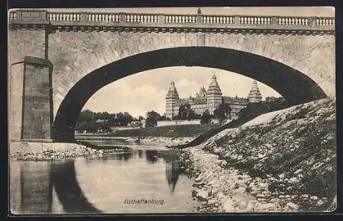 AK Aschaffenburg, Flusspartie mit Brücke, Blick zur Burg