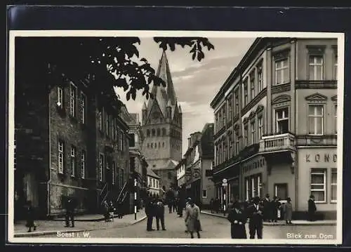 AK Soest i. W., Strassenpartie mit Blick zum Dom