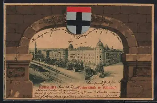 AK Konstanz a. Bodensee, Postgebäude und Bahnhof durch ein Tor gesehen, Wappen