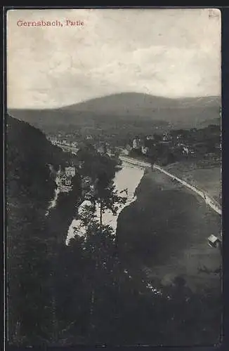 AK Gernsbach i. Murgtal, Flusspartie mit Blick zur Stadt