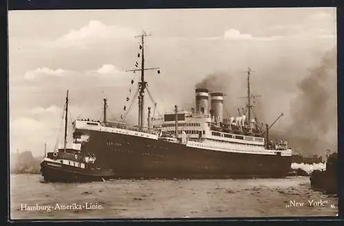 AK Passagierschiff New York wir vom Schlepper Brunshausen aus dem Hafen geschleppt, Hamburg-Amerika-Linie