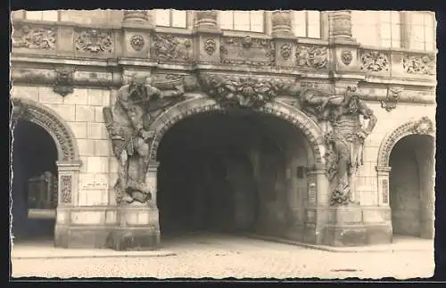 Foto-AK Dresden, Torbogen am Schloss