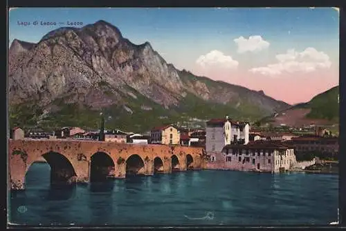 AK Lecco /Lago di Lecco, Ortspartie mit Bergpanorama und Brücke