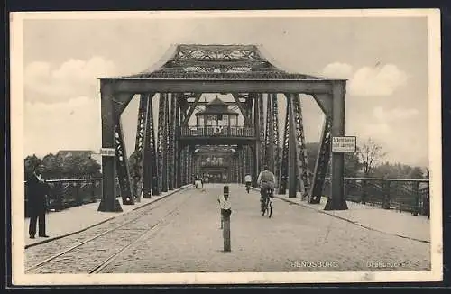 AK Rendsburg, Brücke mit Passanten