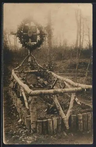 Foto-AK Kriegsgrab eines gefallenen Soldaten