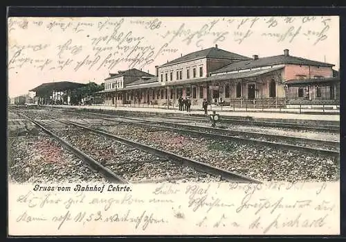 AK Lehrte, Bahnhof mit Bahnsteig, von den Schienen gesehen